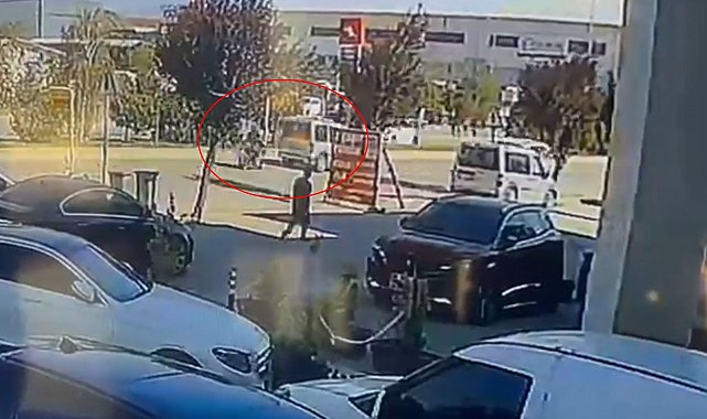 Motosiklet ile hafif ticari aracın çarpıştığı kaza kamerada: 1 yaralı