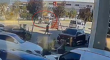 Motosiklet ile hafif ticari aracın çarpıştığı kaza kamerada: 1 yaralı