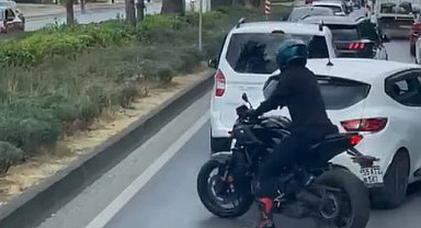 Motosiklet sürücüsü, vakaya giden itfaiye aracına yolu açtı