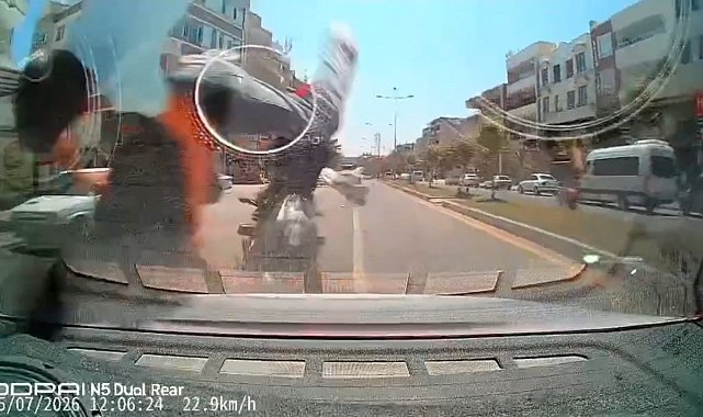 Motosikletin otomobile çarptığı kaza kamerada; 2 yaralı