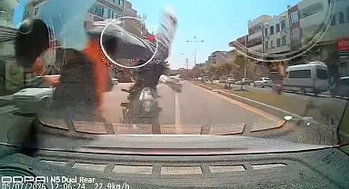 Motosikletin otomobile çarptığı kaza kamerada; 2 yaralı