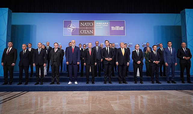 NATO Zirvesi'nde aile fotoğrafı çekildi