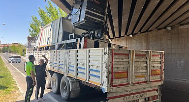 Nevşehir'de iş makinesi yüklü TIR, köprüde sıkıştı