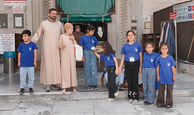 Otizmli Joshie Valide-i Kebir Camii'nde Filistinli çocuklara kek dağıttı