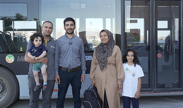 Otobüste unutulan içinde ziynet eşyası olan çantayı şoför sahibine ulaştırdı