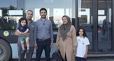 Otobüste unutulan içinde ziynet eşyası olan çantayı şoför sahibine ulaştırdı