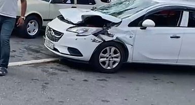 Otomobil baba ve 3 yaşındaki oğluna çarptı: 3 yaralı