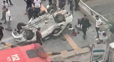 Otomobil, bariyerlere çarpıp devrildi: 2 ölü, 3 yaralı