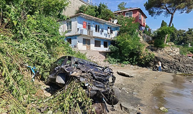Otomobil, direğe çarpıp 30 metreden deniz kıyısına uçtu; sürücü yaralandı