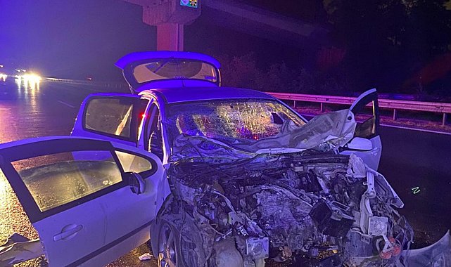 Otomobil kamyona çarptı: 1 ölü, 2'si çocuk 3 yaralı