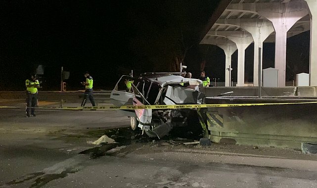Otomobil, otoyol gişelerinin beton bariyerine çarptı: 1 ölü