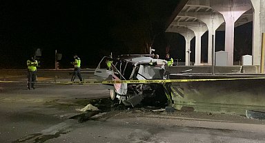Otomobil, otoyol gişelerinin beton bariyerine çarptı: 1 ölü