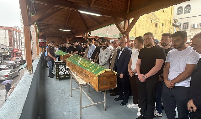 Otomobil, TIR'ın altına girdi, baba ve oğlu öldü