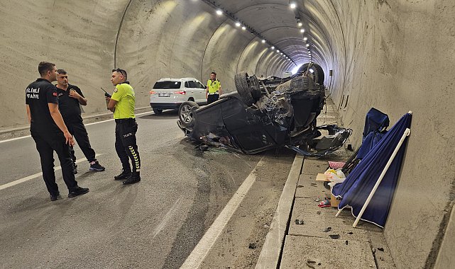 Otomobil, tünelde TIR'a çarpıp takla attı: 2 yaralı