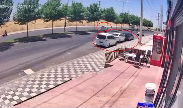 Otomobilin park halindeki hafif ticari araca çarptığı kaza kamerada