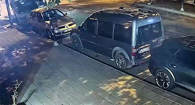 Otomobilin park halindeki kamyonete çarptığı kaza kamerada