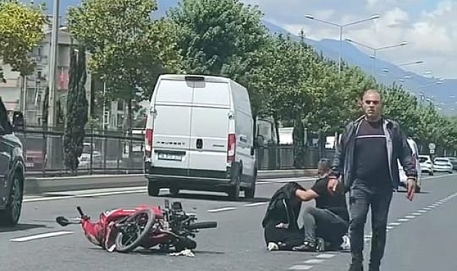 Otomobille çarpışan motosikletteki çift yaralandı