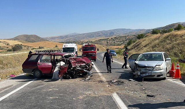 Otomobiller çarpıştı: 1 ölü, 6 yaralı