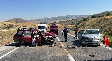 Otomobiller çarpıştı: 1 ölü, 6 yaralı