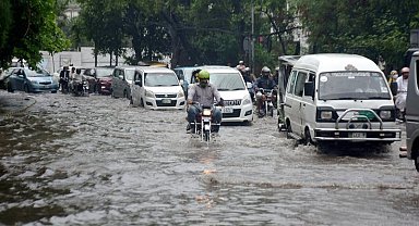 Pakistan'da şiddetli yağışlar nedeniyle son 24 saatte 7 kişi hayatını kaybetti