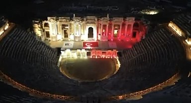 Pamukkale ve Hierapolis, 15 Temmuz'un 10'uncu yılında kırmızı-beyaz renklerle aydınlatıldı