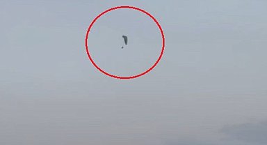 Paraşütleri rüzgarda savrulup zeytin ağacına takılan 2 kişi kurtarıldı; o anlar kamerada