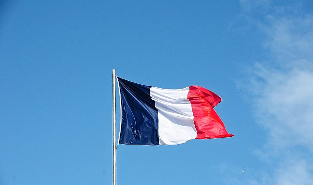 Paris'te bıçaklı saldırı: 3 yaralı