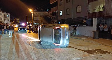 Park halindeki araca çarpıp devrilen otomobilin sürücüsü kaza yerinden kaçtı