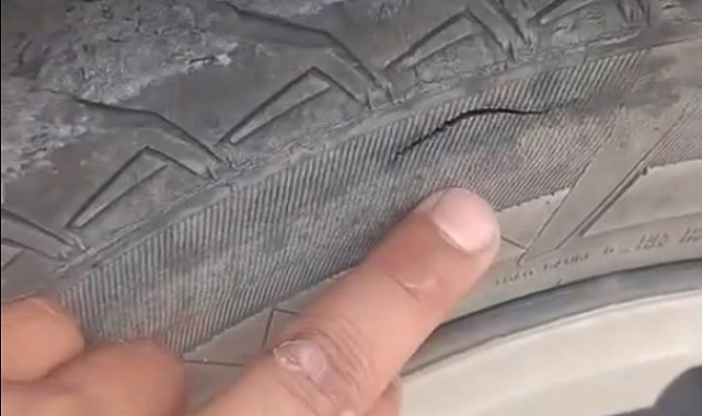 Park halindeki minibüsün lastikleri kesildi