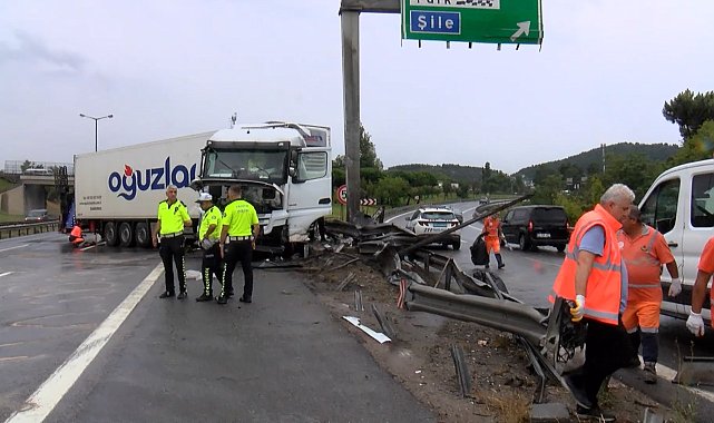 Pendik Tem Otoyolu'nda şoförün kontrolünü kaybettiği TIR bariyerlere çarptı
