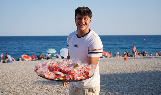 Plajda sıcaktan bunalana, 'karpuz sandviç' ikramı