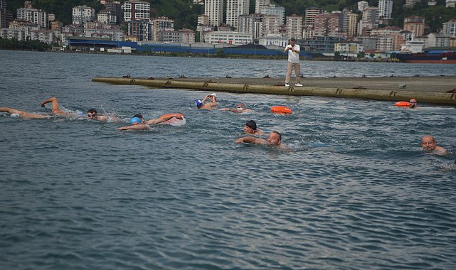 Rize'de 15 Temmuz şehitleri anısına kulaç attılar