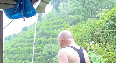 Rize'de vatandaş sağanak altında duş alarak serinledi