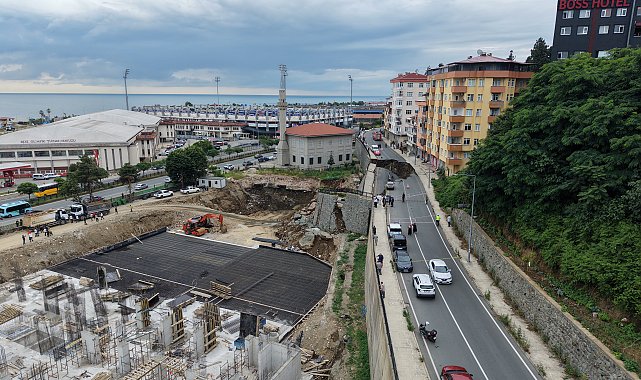 Rize'de yurt inşaatının kazısında istinat duvarı ve yol çöktü: 3 bina tahliye edildi