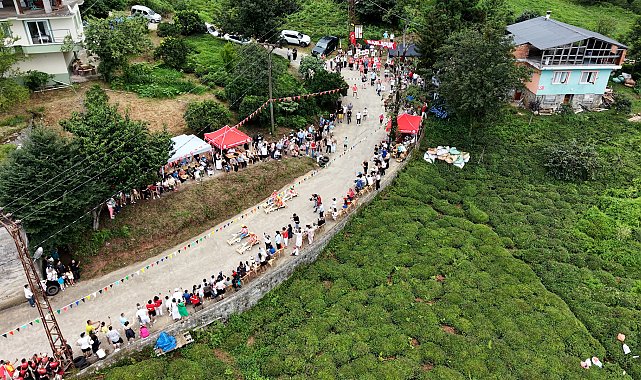 Rize'deki festivalde 12 ülkeden katılımcılar tahta arabalarla yarıştı