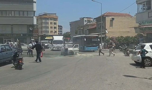 Salihli'de hareket halindeyken alev alan otomobil yandı
