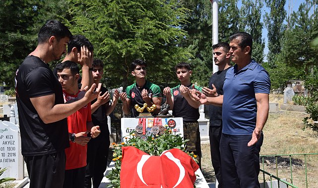 Şampiyon sporcular, şehit polis memurunun mezarına madalyalarını bırakıp, dua etti