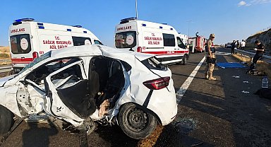 Şanlıurfa'da hafif ticari araç ile otomobil çarpıştı: 2 ölü, 9 yaralı