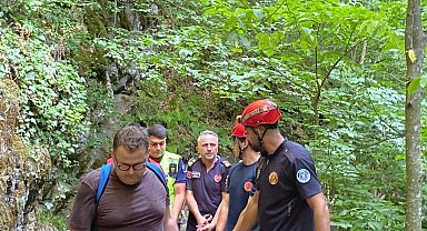 Şelalede 3 metre yükseklikten düşerek yaralanan kadın kurtarıldı
