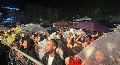 Semicenk konserine gelenler sağanak yağmura rağmen alandan ayrılmadı