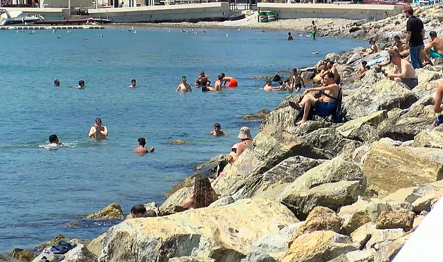 Sıcak havayı fırsat bilenler Caddebostan Sahili'ne akın etti