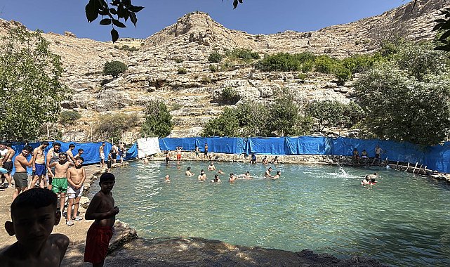 Sıcaktan bunalanlar Beyazsu Vadisi'ndeki doğal havuzda serinliyor