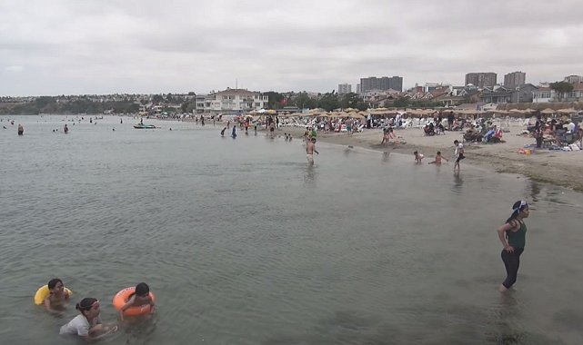 Silivri'de hafta sonu plaj yoğunluğu; rüzgara rağmen denize girdiler