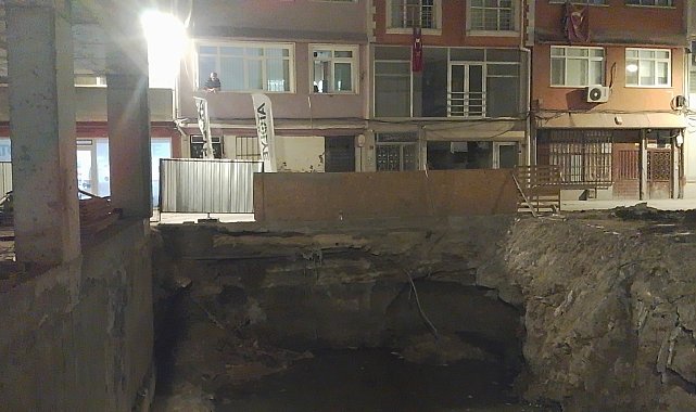 Silivri'de inşaat hâlindeki binanın temelinde toprak kaydı; sokak trafiğe kapatıldı