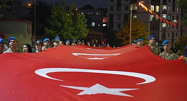 Şırnak'ta 107 metrelik Türk bayrağıyla 15 Temmuz yürüyüşü
