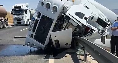 Şırnak'ta devrilen tankerin şoförü öldü
