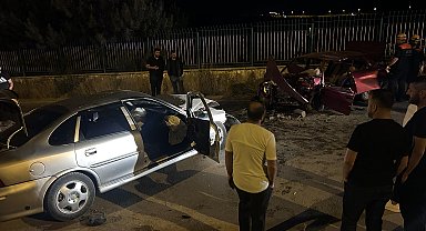 Sivas'ta iki otomobil çarpıştı: 6 yaralı