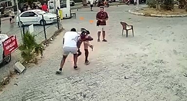 Sokakta çıkan tartışmada birbirini bıçakladılar; o anlar kamerada