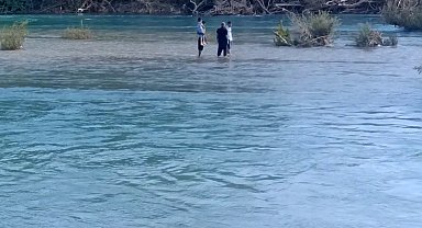 Su yükselince ırmaktaki adacıkta mahsur kalan 4 kişi kurtarıldı