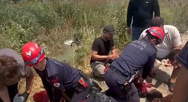Sulama kanalına uçan otomobildeki anne ve oğlu kurtarılamadı - Yeniden